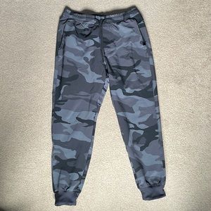 Abercrombie & Fitch sz: S grey and black camo traveler joggers